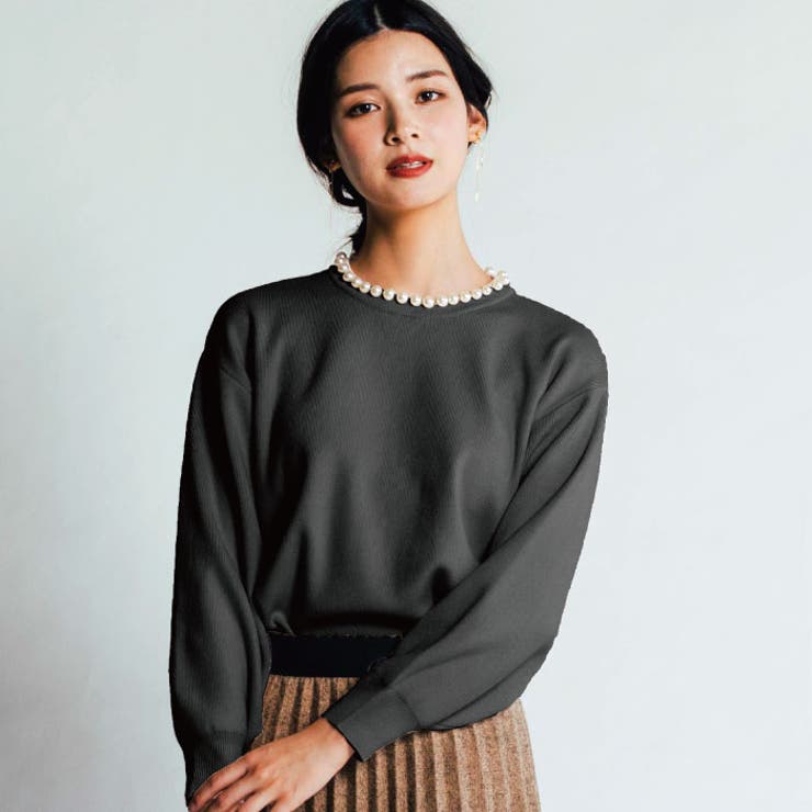 ブラック | クルーネックに大ぶりのパールを施した上品なニットトップス | aquagarage