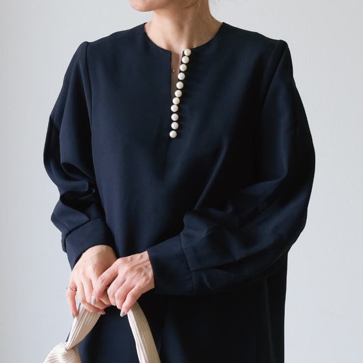ネイビー | ネックレスいらずの華やかなデザイン♪パール付きキーネックブラウス オフィスカジュ… | aquagarage
