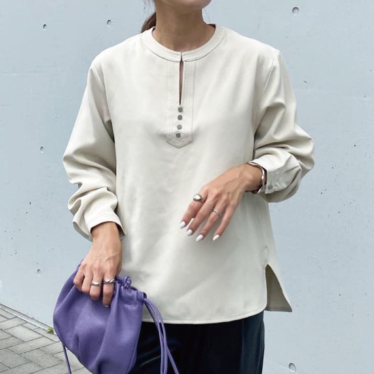 サンドベージュ | フロントの飾りボタンが上品で大人っぽいキーネックブラウス オフィスカジュアル | aquagarage