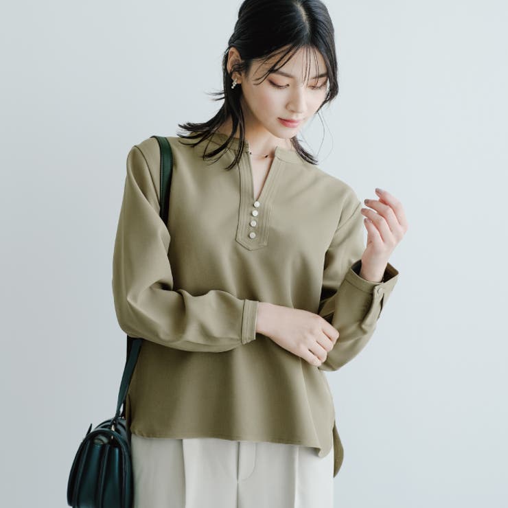 オリーブブラウン | フロントの飾りボタンが上品で大人っぽいキーネックブラウス オフィスカジュアル | aquagarage