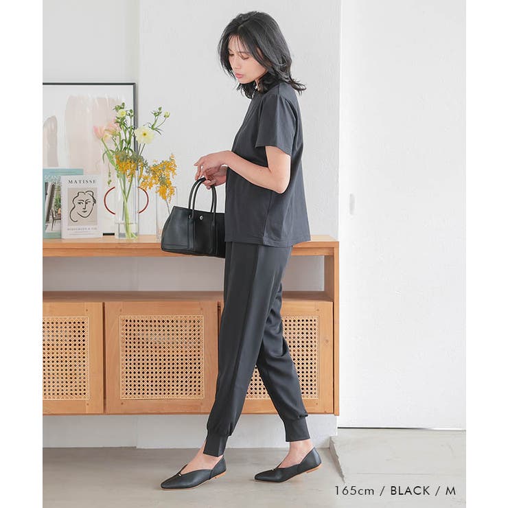 きれいめなスタイリングにも活用できるセンター切り替えジョガーパンツ