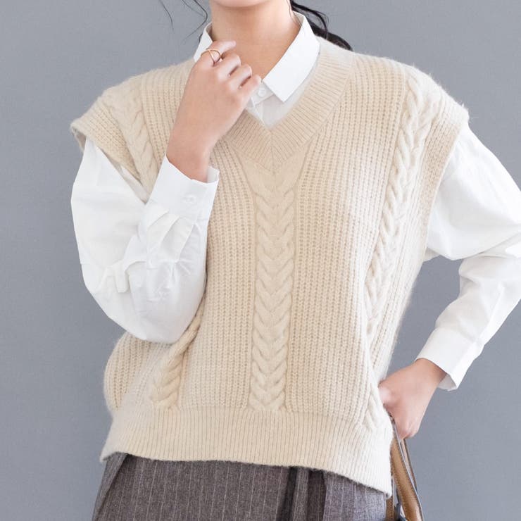 ベージュ | 立体感のあるケーブル編みが大人可愛いニットベスト | aquagarage