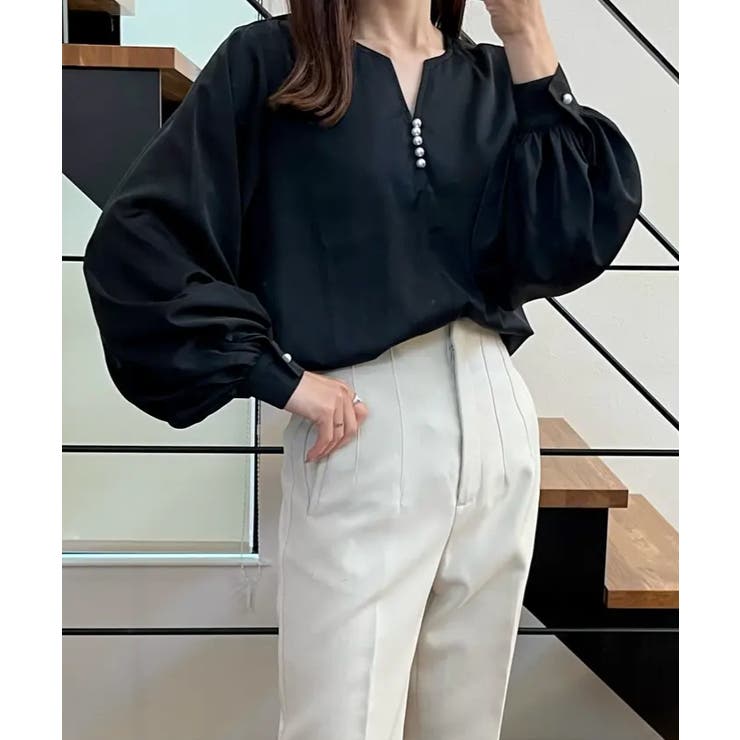 ネックレスいらずの華やかなデザイン♪キーネックパールボタンブラウス | aquagarage | 詳細画像2 