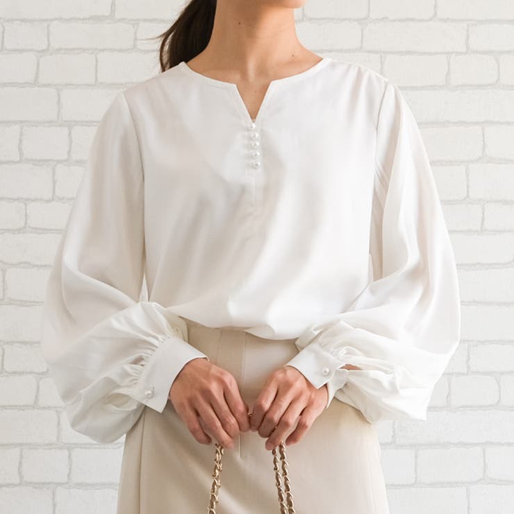 ホワイト | ネックレスいらずの華やかなデザイン♪キーネックパールボタンブラウス | aquagarage