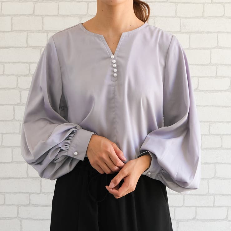 グレー | ネックレスいらずの華やかなデザイン♪キーネックパールボタンブラウス | aquagarage