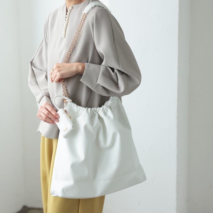 ホワイト | たっぷり大容量で使える♪ポーチ付きチェーントートバッグ | aquagarage