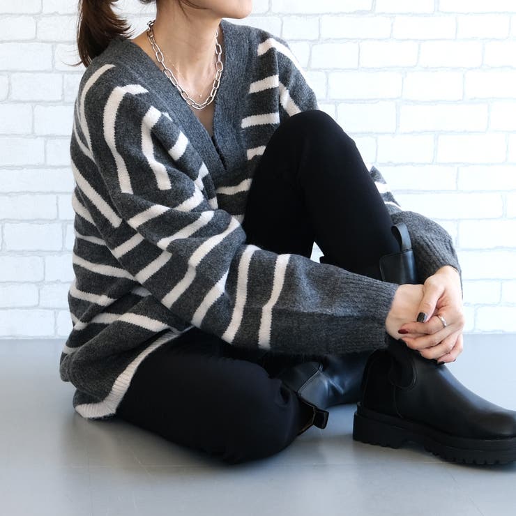 杢チャコール×オートミール | ゆるっとシルエットでこなれた印象の深Vネックニットトップス | aquagarage