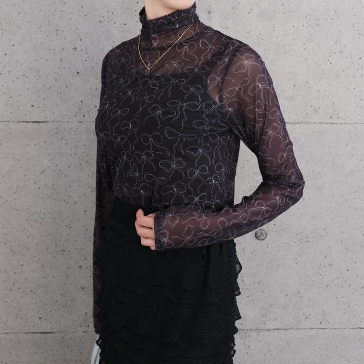 ブラック | リボン柄プリントの総柄が目を惹く、シアートップス | aquagarage