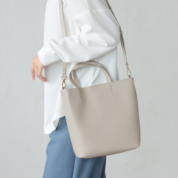 ライトグレー | 見た目以上に荷物が収納できるグランミディショルダーバッグ | aquagarage