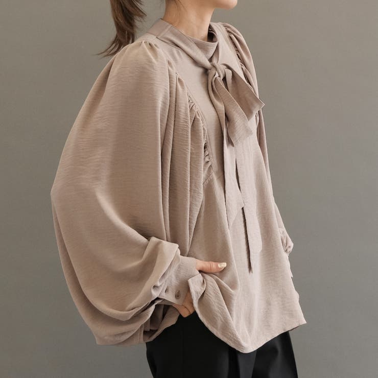 ミルキーベージュ | 大きめのリボンがアクセント！たっぷりギャザーが目を惹く華やかボウタイブラウス | aquagarage
