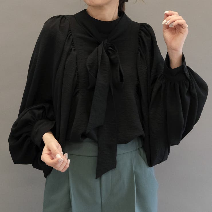 ブラック | 大きめのリボンがアクセント！たっぷりギャザーが目を惹く華やかボウタイブラウス | aquagarage