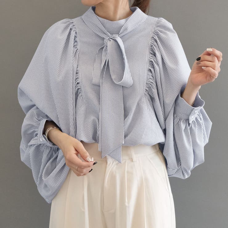 ストライプネイビー | 大きめのリボンがアクセント！たっぷりギャザーが目を惹く華やかボウタイブラウス | aquagarage