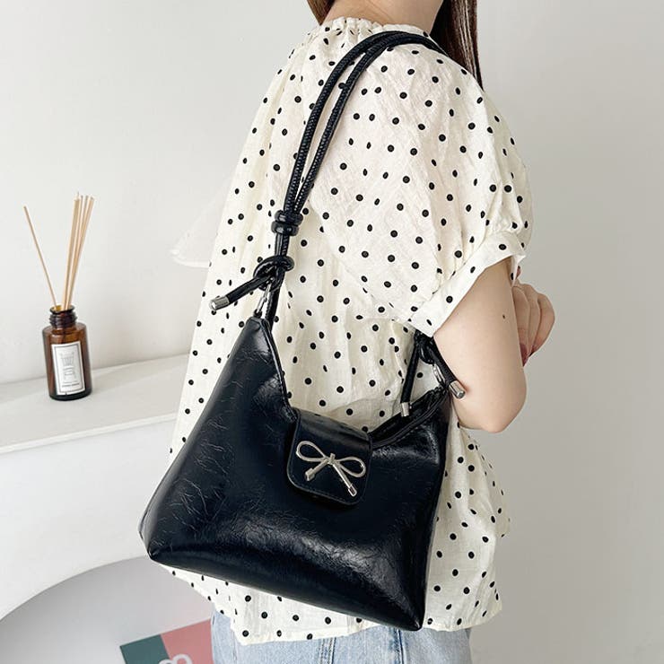Urban Outfitters☆ リボンハンドル・ホーボーバッグ リボンモチーフワンハンドルPUホーボーバッグ[品番：OUTW0000189
