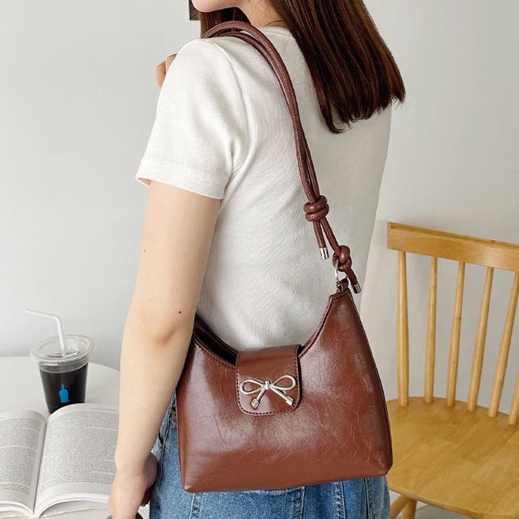 Urban Outfitters☆ リボンハンドル・ホーボーバッグ リボンモチーフワンハンドルPUホーボーバッグ[品番：OUTW0000189