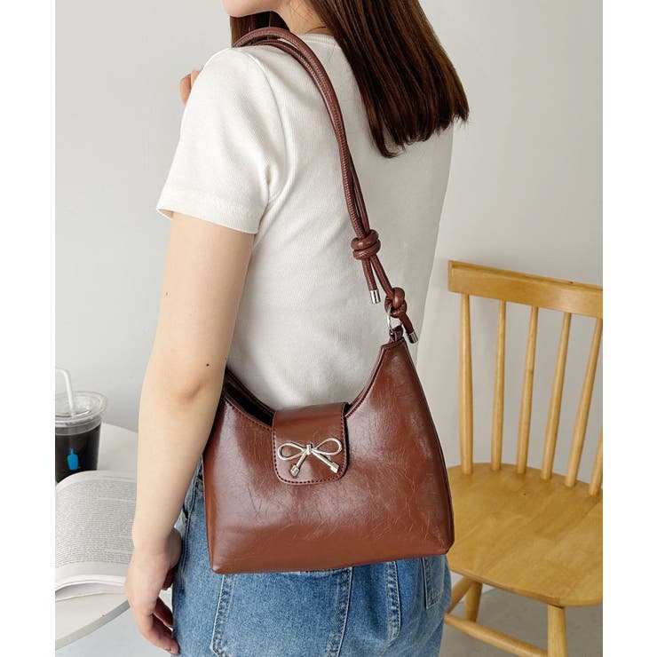 Urban Outfitters☆ リボンハンドル・ホーボーバッグ リボンモチーフワンハンドルPUホーボーバッグ[品番：OUTW0000189