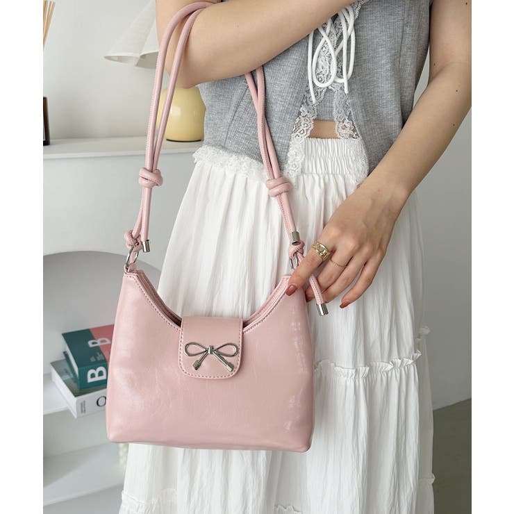 Urban Outfitters☆ リボンハンドル・ホーボーバッグ リボンモチーフワンハンドルPUホーボーバッグ[品番:OUTW0000189