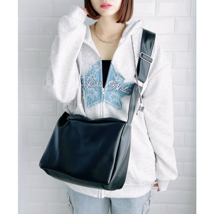 ブラック | アジャスター付きフェイクレザースクエアショルダーバッグ | Outfitter lab