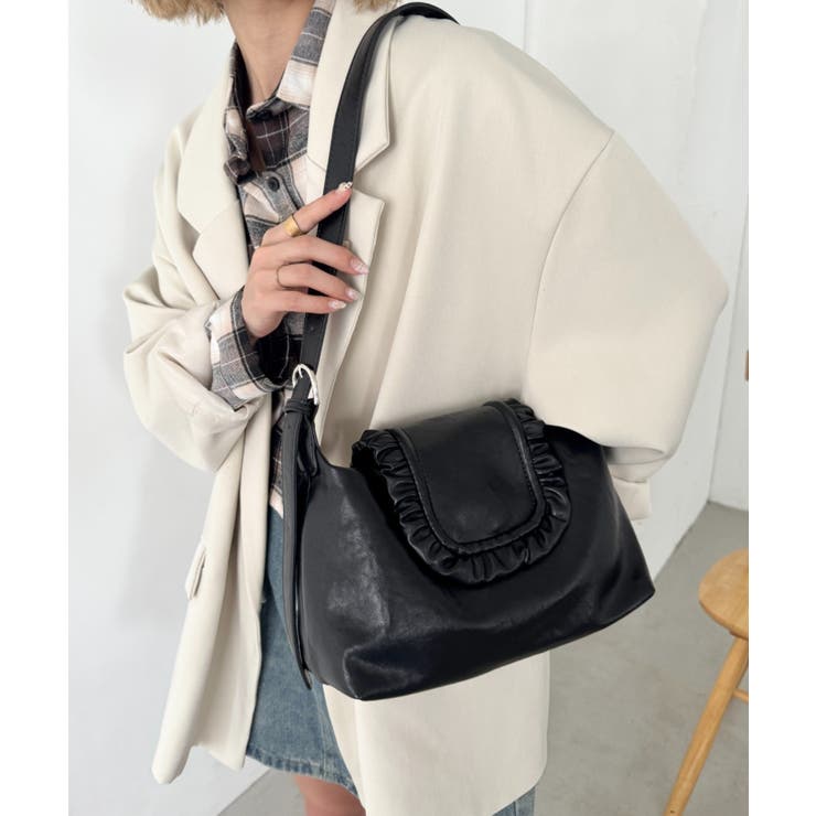 ブラック | フリルフラップPUショルダーバッグ | Outfitter lab