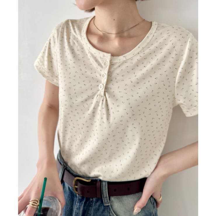 アイボリー | 小花柄ヘンリーネック半袖トップス | Outfitter lab