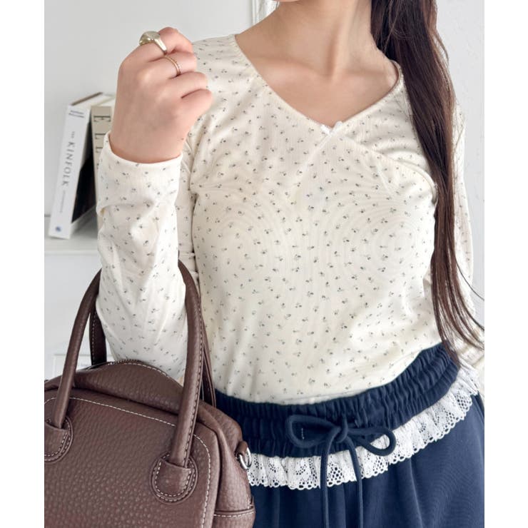 アイボリー | リボンフラワーVネックトップス | Outfitter lab