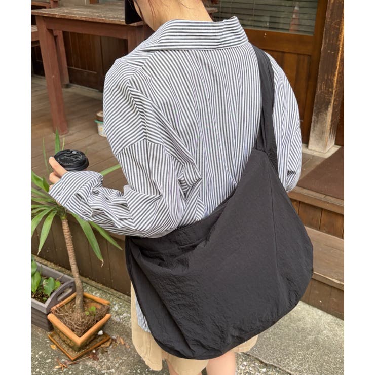 ブラック | 【A4収納可】大容量ムーンショルダーバッグ | Outfitter lab