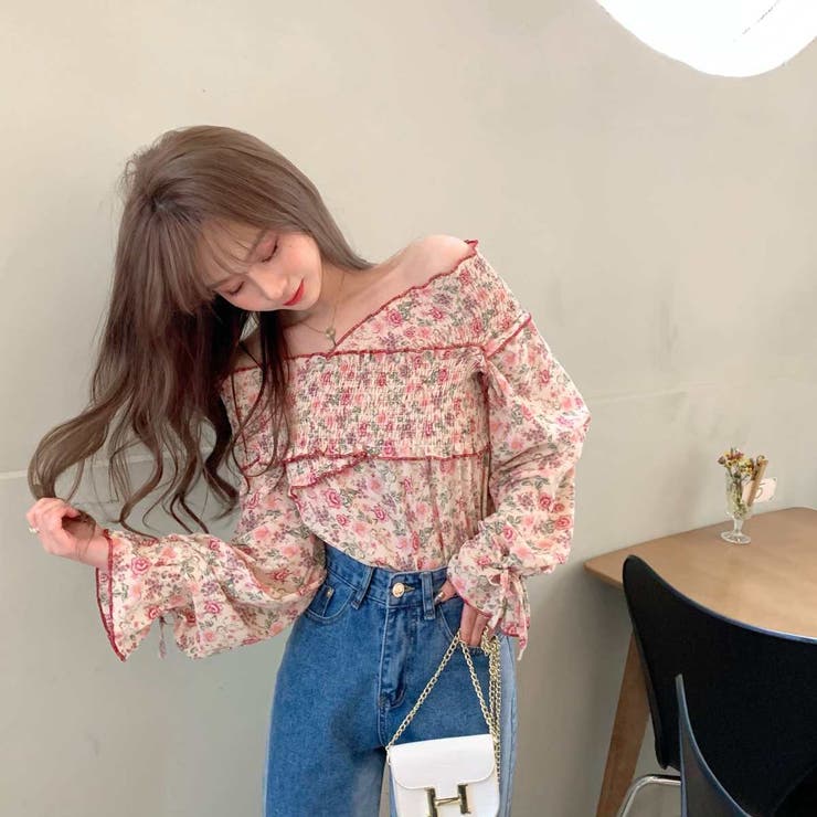 オフショル花柄シャーリングトップス オフショルダー レディース 品番 Amvw Belle Cie ベルシー のレディースファッション通販 Shoplist ショップリスト