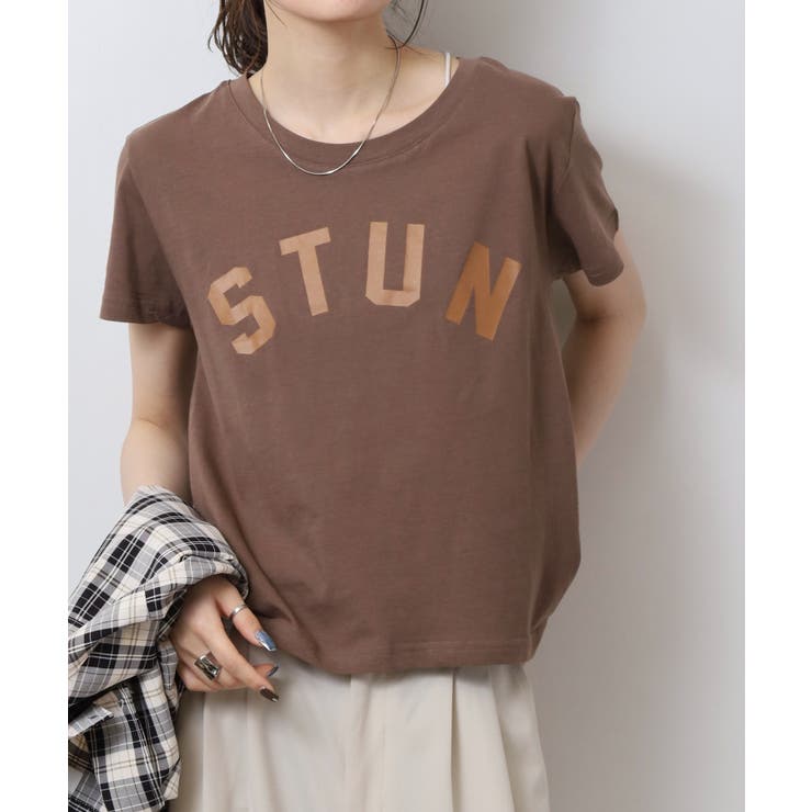 モカ3 | オーバーサイズシルエットショート丈ロゴプリントTシャツ | atONE