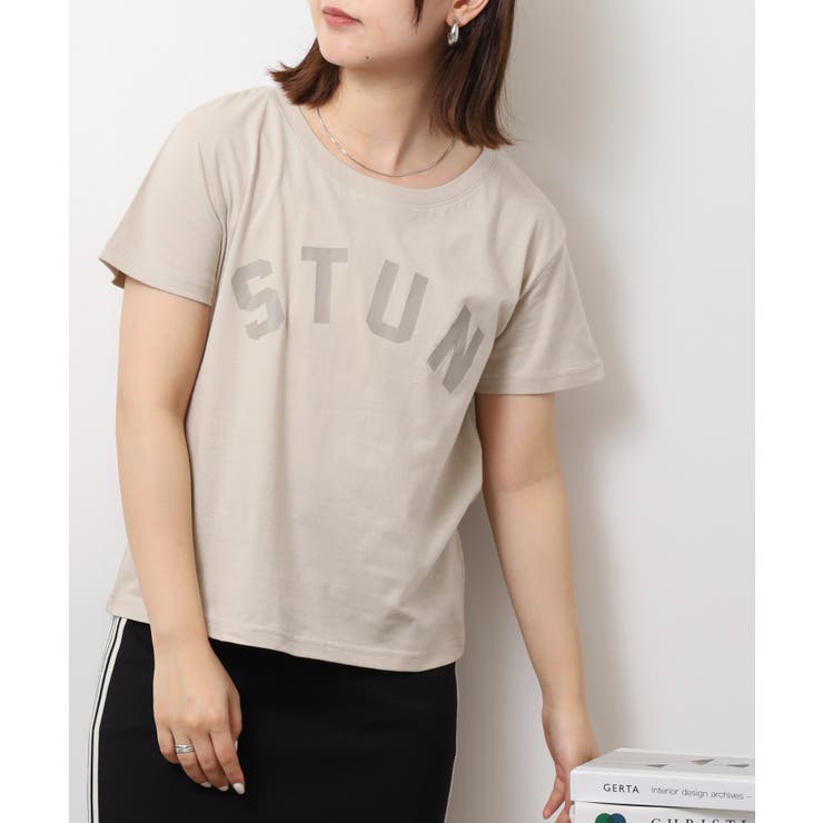 グレージュ3 | オーバーサイズシルエットショート丈ロゴプリントTシャツ | atONE