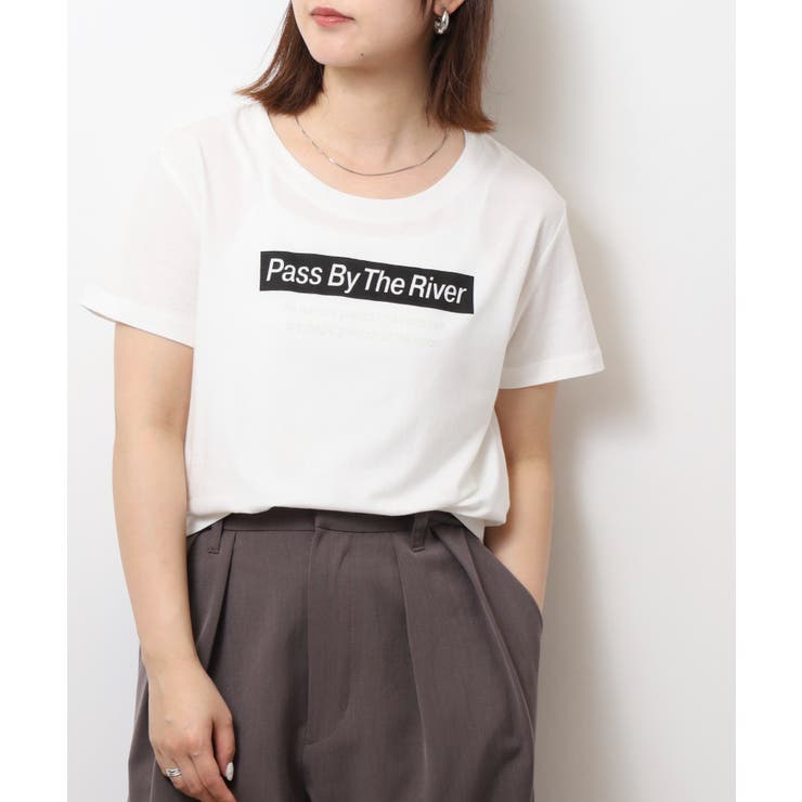 ホワイト6 | オーバーサイズシルエットショート丈ロゴプリントTシャツ | atONE