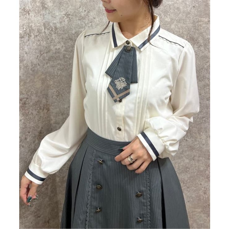 【年間ランキング6年連続受賞】 ライン使いタイ付ブラウス[品番：IGAW0004035]｜axes femme トップス