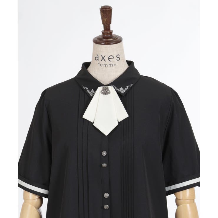 [新品HER.]ブラックタイブラウス(新品未使用タグ付き) メタル×タイ付き連釦ブラウス[品番：IGAW0004931]｜axes femme