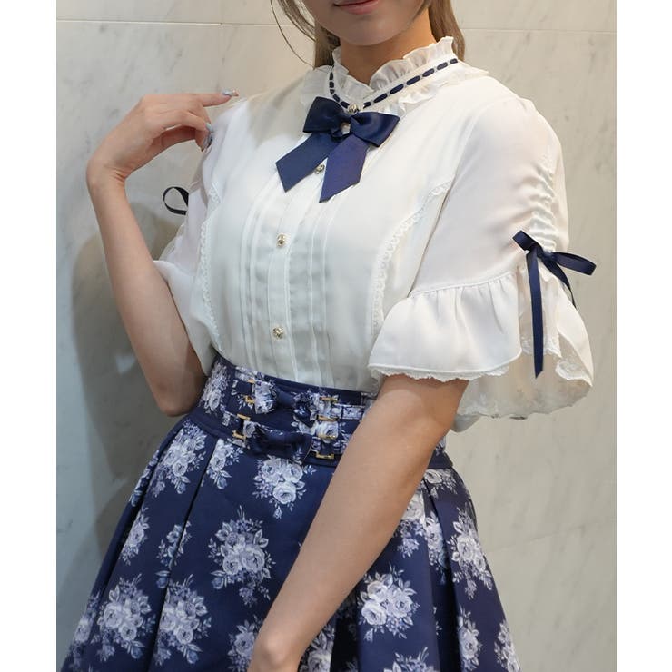 白 | リボンブローチ付き姫袖風ブラウス | axes femme