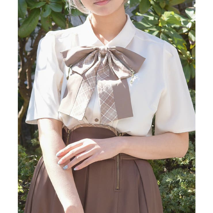 ミーア様　美品　Drawer リボン付きブラウス　ライトベージュ36 カトラリージップリボンブラウス[品番：IGAW0007675]｜axes femme