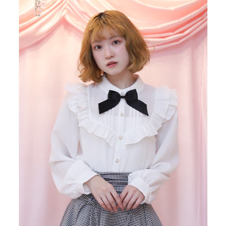 白 | ブローチ付きヨークフリルブラウス | axes femme