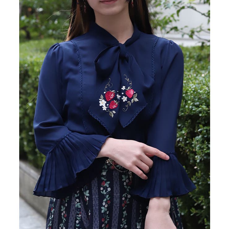 紺 | 苺刺繍ボウタイブラウス | axes femme