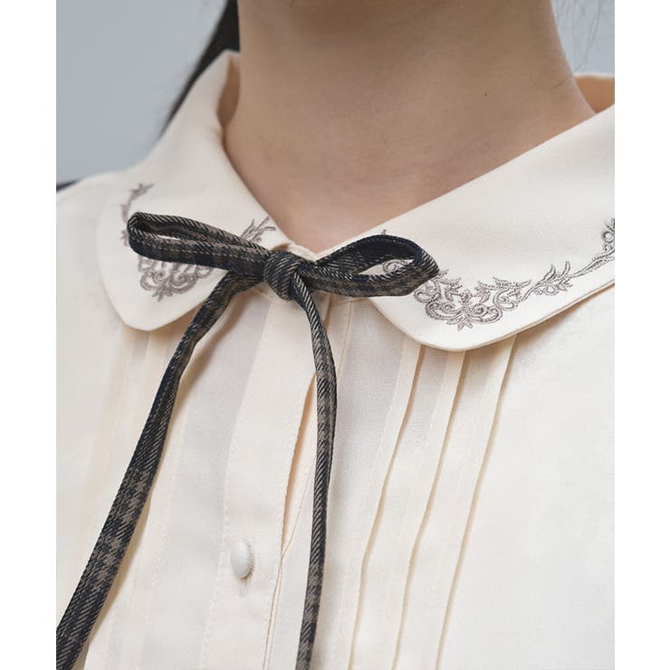 リボンブローチ付き刺繍襟ブラウス[品番：IGAW0005604]｜axes
