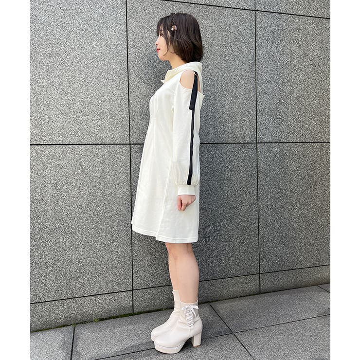 lilLillyホワイト フード付き カットアウト パーカー ワンピース lilLilly（リルリリー）の「カットアウトパーカー（パーカー