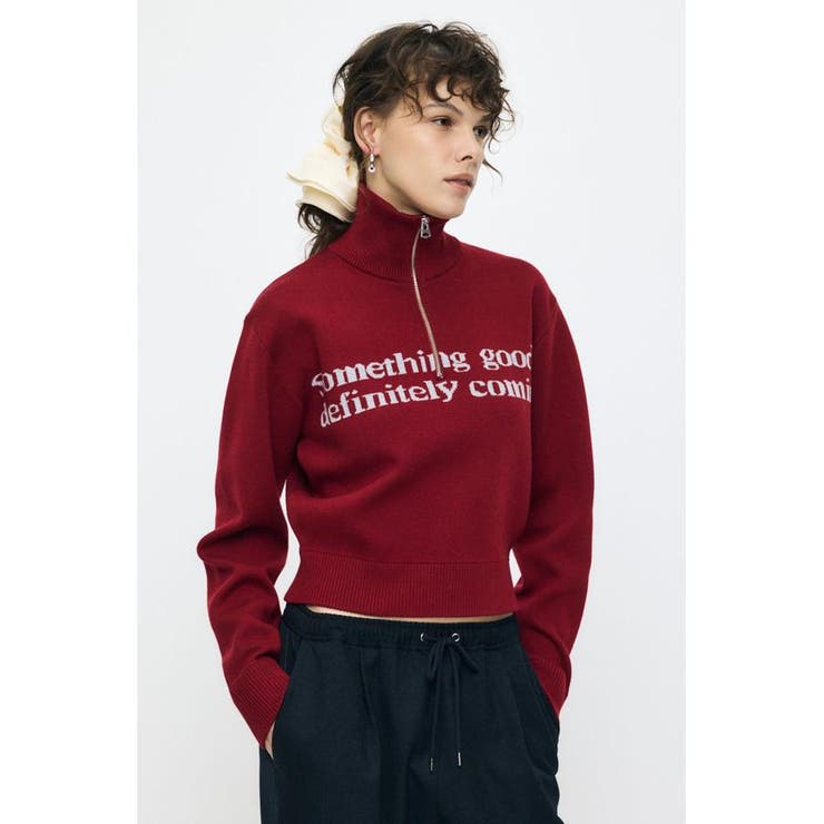 RED | LETTERED HALF ZIPセーター | MOUSSY OUTLET