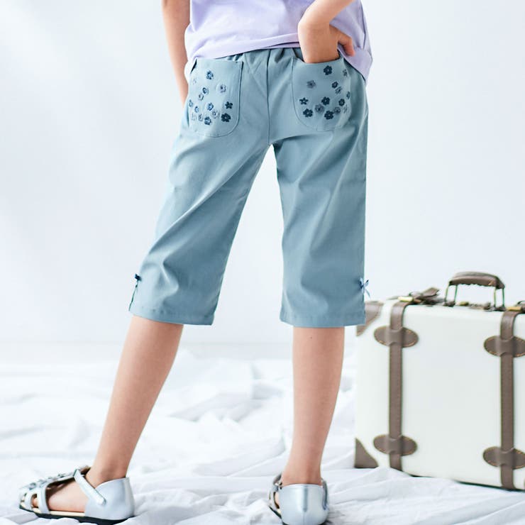 ブルー | フラワー刺しゅうポケットストレッチウェザーカプリパンツ(90~160cm) | BeBe