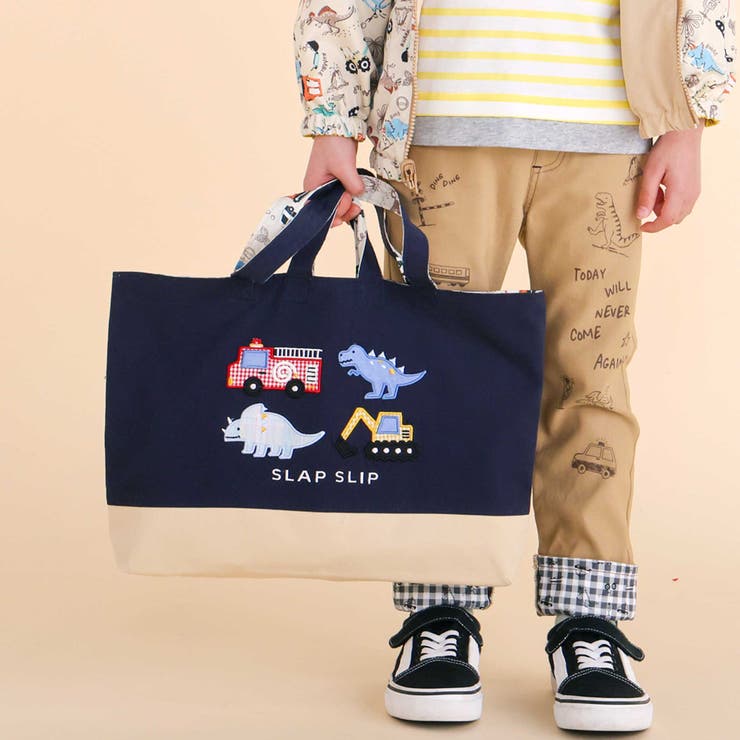 ネイビー | 恐竜はたらくくるまパッチ刺しゅうリバーシブルレッスンバッグ | SLAP SLIP