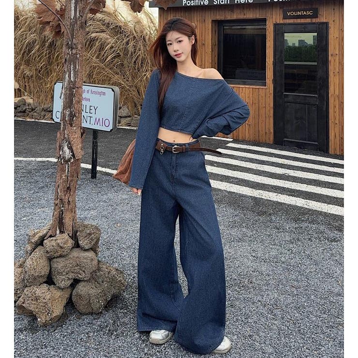 デニムオフショルダートップスとワイドデニムパンツのセットアップ