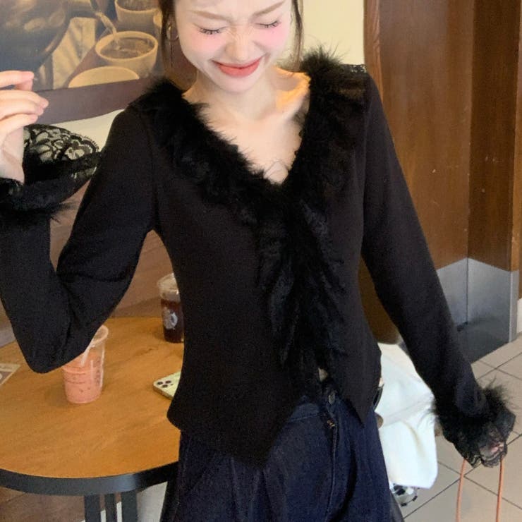 ブラック | Vネックファー付きトップス | Alvia