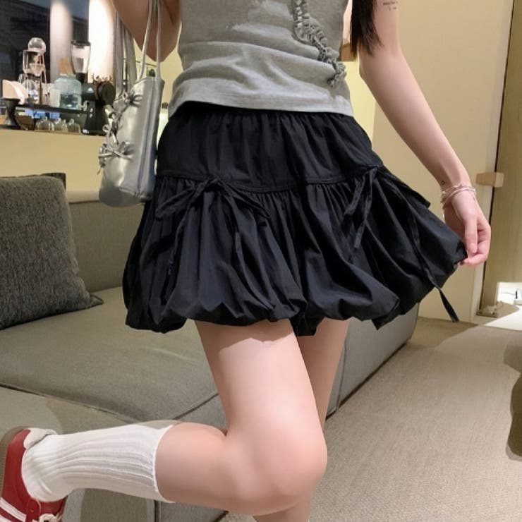 ブラック | インナーパンツ付きフロントリボンバルーンナイロンフレアミニスカート | Alvia