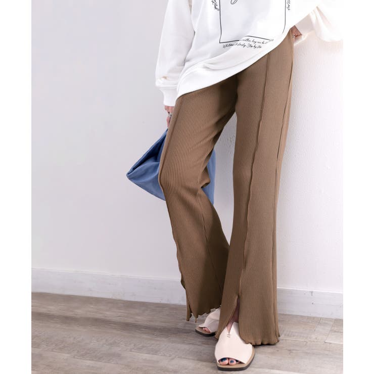 ベージュ スリット入り ニットパンツ スラッと美脚見せ。スリット入りセンターメロウニットリブパンツ