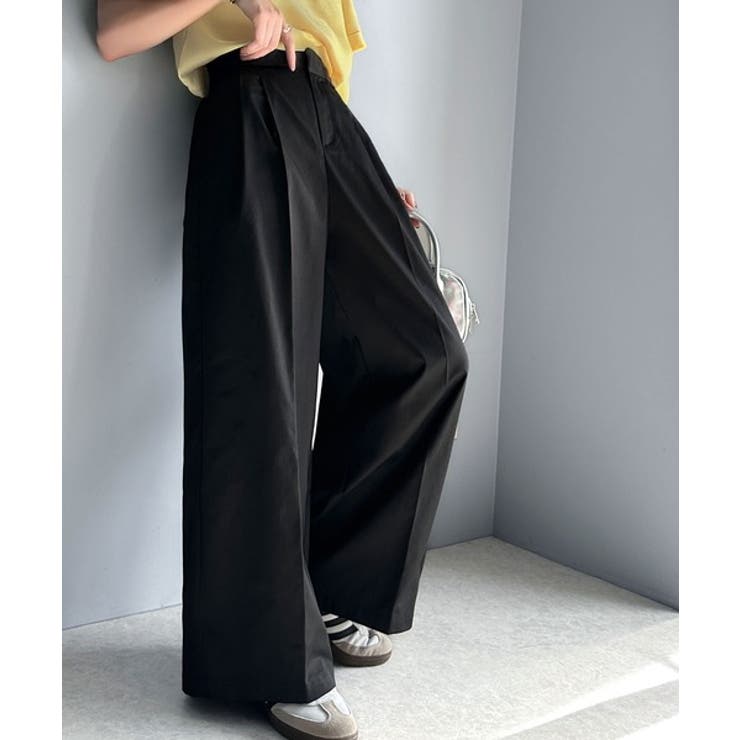 上品なデザインと履き心地。タック使いワイドシルエットハイウエスト