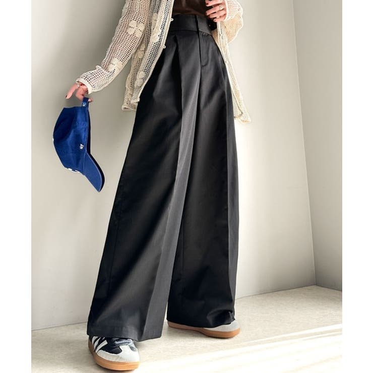 上品なデザインと履き心地。タック使いワイドシルエットハイウエスト