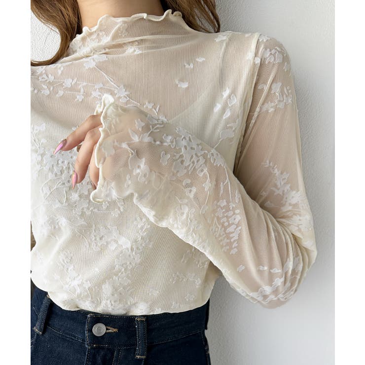 大人シックに映える。花柄フロッキーのシアーハイネックプルオーバー