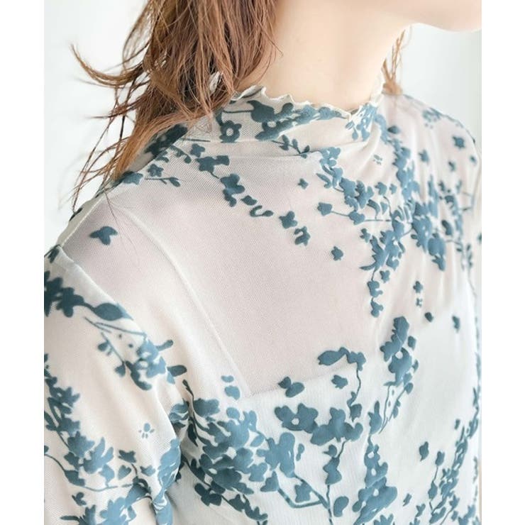 シンプルコーデに華やかさを添える。花柄フロッキーシアーハイネック