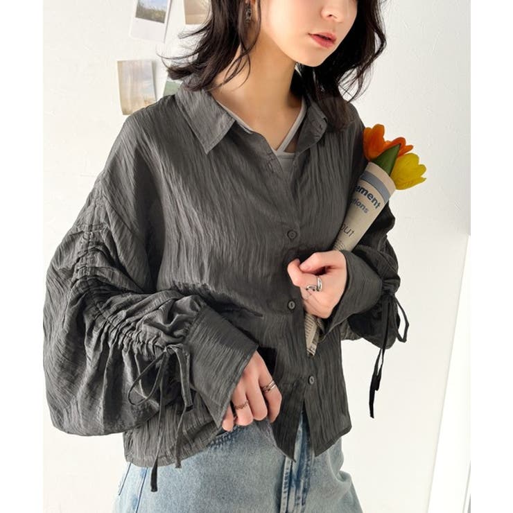 チャコール | 上品な抜け感と自由なアレンジ叶う。2wayカラー袖シャーリングシアー素材シャツブ… | Classical Elf 