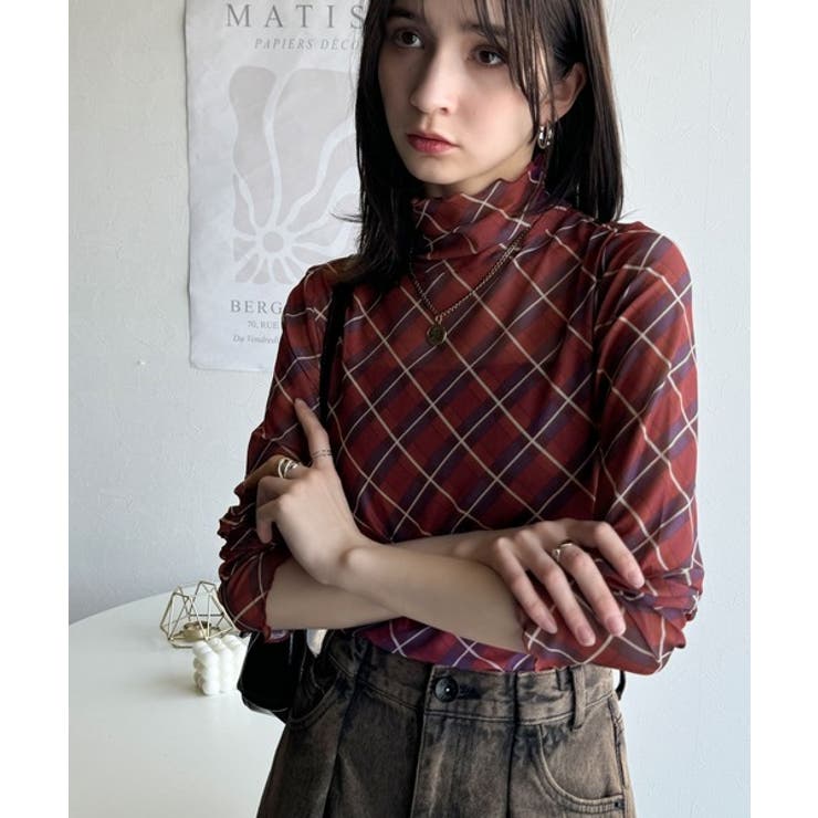 洗練された魅力を引き出す。チェックシアーハイネックメロウトップス